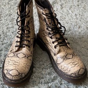 Lace up boots animals printed size 7.5
